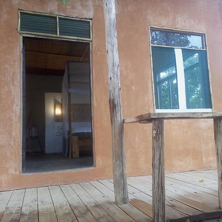 Rweteera Safari Park Villa Lake Nyabikere Buitenkant foto