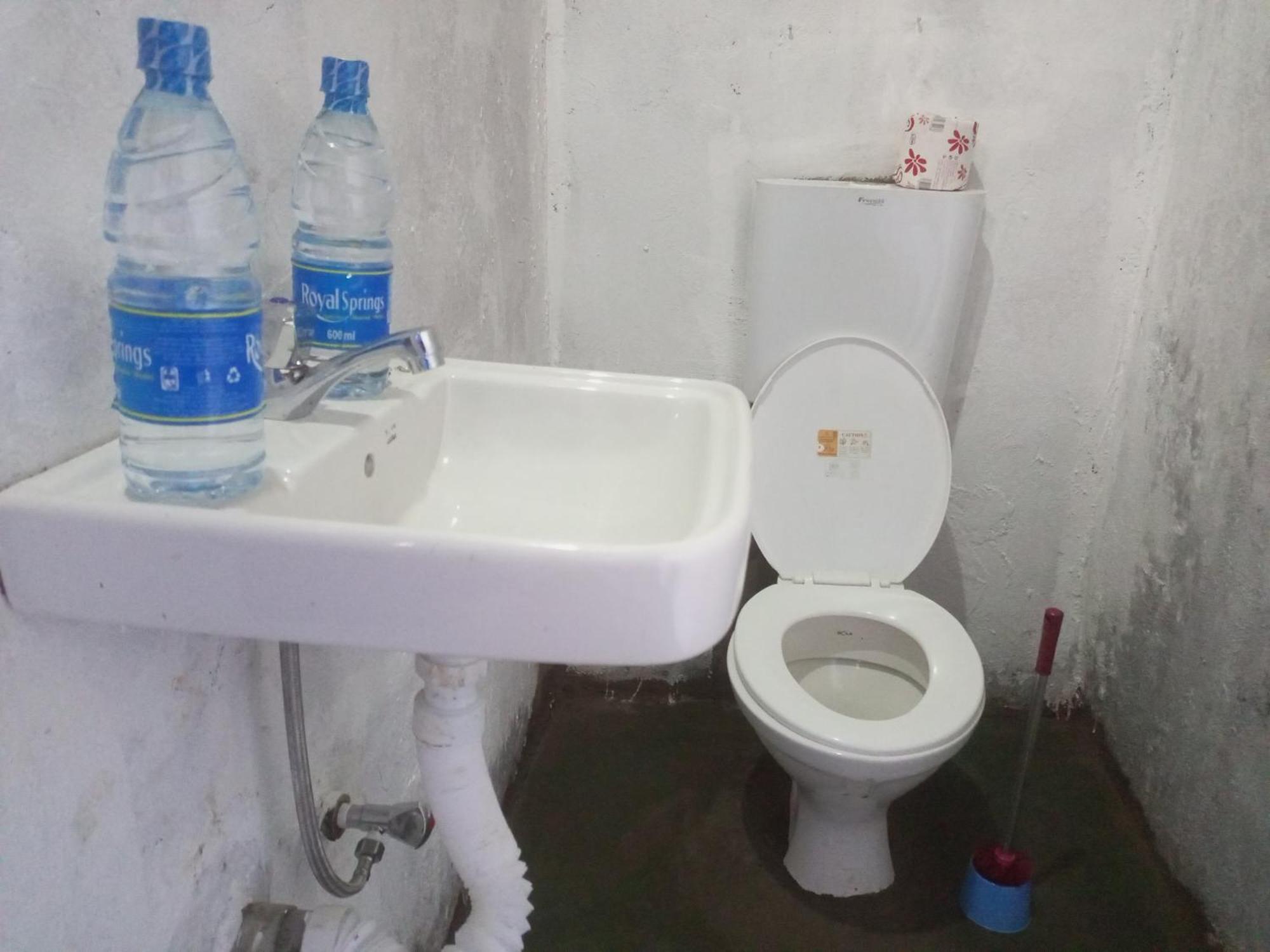 Rweteera Safari Park Villa Lake Nyabikere Buitenkant foto